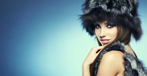 Kürk moda. kürk şapka içinde güzel bir kız. Kış kadın portresi — Stok fotoğraf