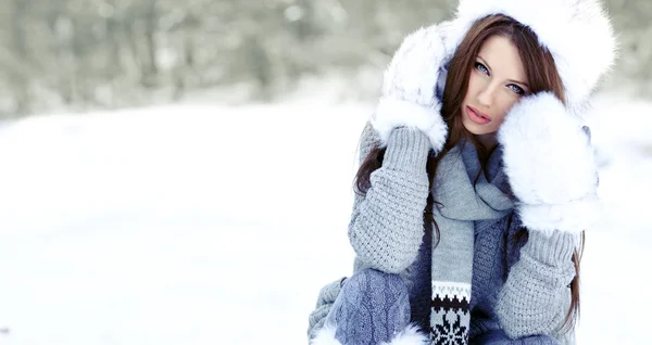 Retrato de invierno de mujer joven. Dof poco profundo . — Foto de Stock