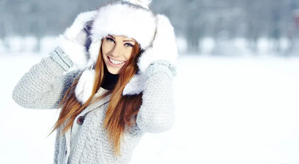 Attraktiv ung kvinna på vintern utomhus — Stockfoto