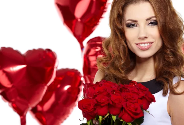 Giovane bella donna che annusa un mazzo di rose rosse — Foto Stock