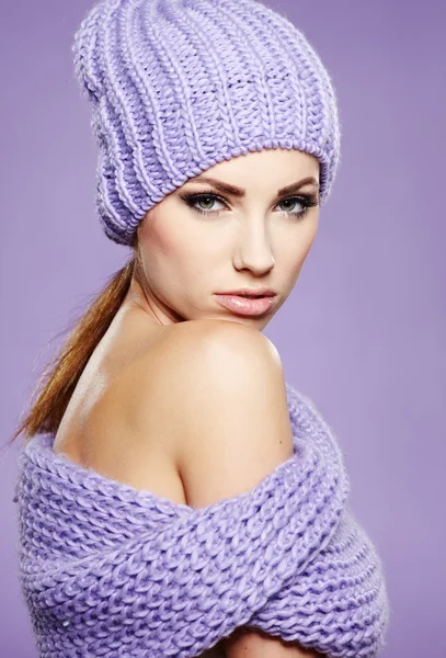 Mujer joven con gorra de invierno —  Fotos de Stock