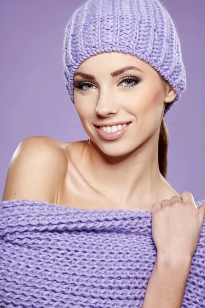 Mujer joven con gorra de invierno —  Fotos de Stock