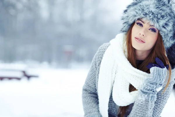 Menina bonita no parque no inverno — Fotografia de Stock