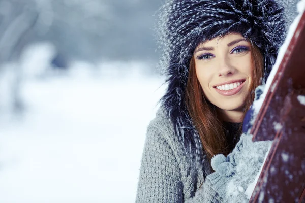 Kvinna i vinterparken — Stockfoto