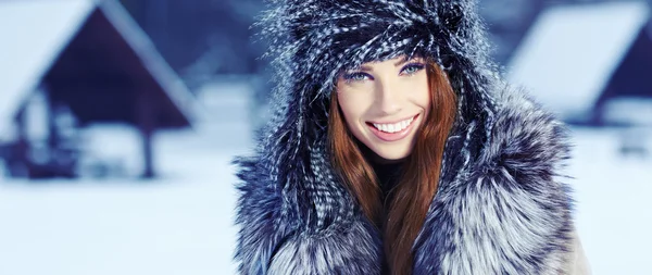 Mulher no parque de inverno — Fotografia de Stock