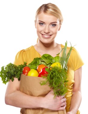 bir bakkal alışveriş çantası ile genç bir kadın. Beyaz backg izole