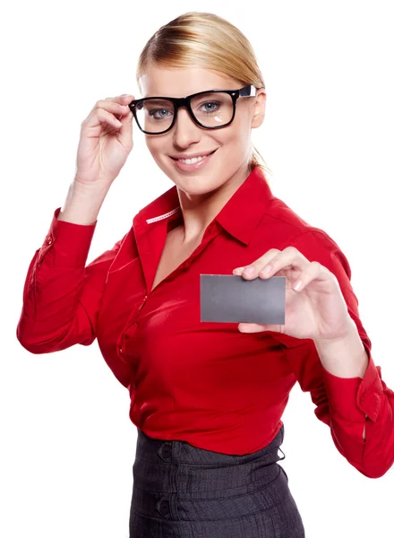 Jonge vriendelijke zakenvrouw overhandigen van een blanco visitekaartje — Stockfoto