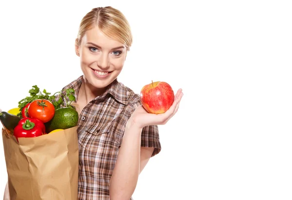 食料品の買い物袋を持つ若い女性。白の背景に隠れての分離 — ストック写真