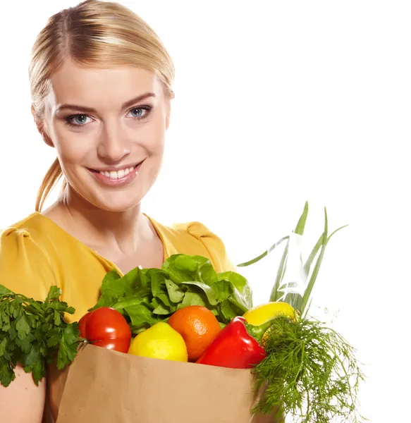 Nő a gazdaság a bevásárló táskát tele élelmiszert, mangó, saláta, r — Stock Fotó