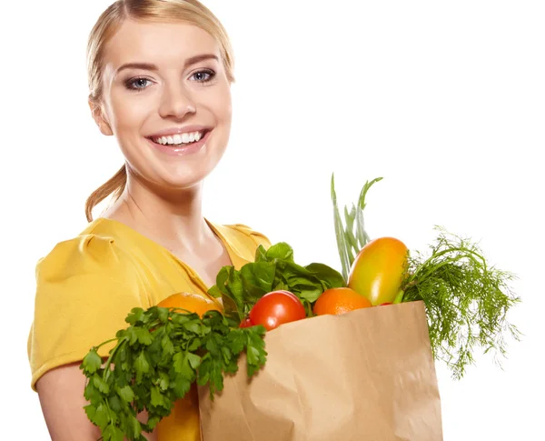 食料品の買い物袋を持つ若い女性。白の背景に隠れての分離 — ストック写真