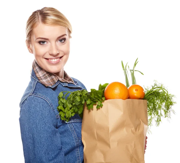 食料品の買い物袋を持つ若い女性。白の背景に隠れての分離 — ストック写真