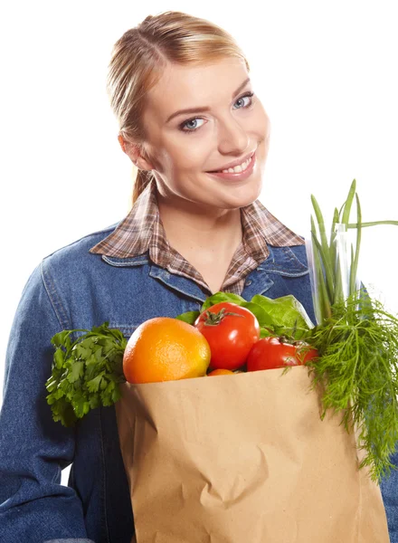 Jonge vrouw met een boodschappentas kruidenier. geïsoleerd op witte backg — Stockfoto