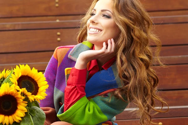 Modefrau mit Sonnenblume im Freien. — Stockfoto