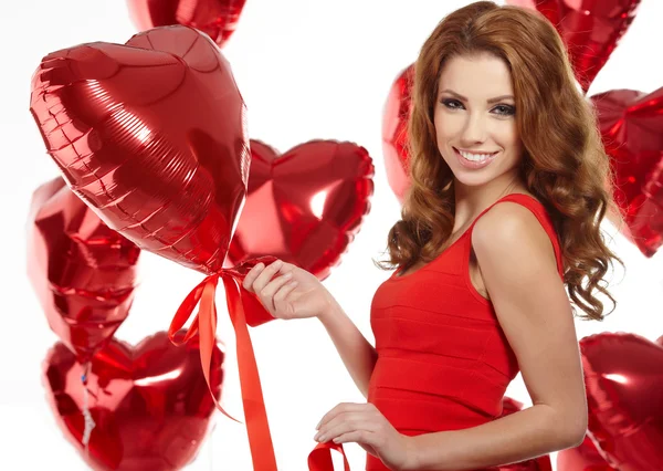 Vrouw met rood hart ballon op een witte achtergrond — Stockfoto