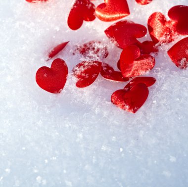 kar üzerinde kırmızı Kalpler
