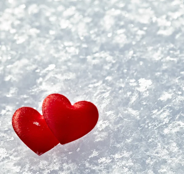 Zwei Herzen im Schnee — Stockfoto