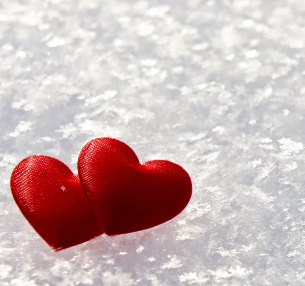 Dos corazones en la nieve — Foto de Stock