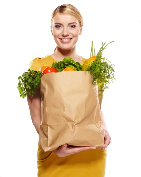 Mooie jonge vrouw met groenten en fruit in boodschappentas — Stockfoto