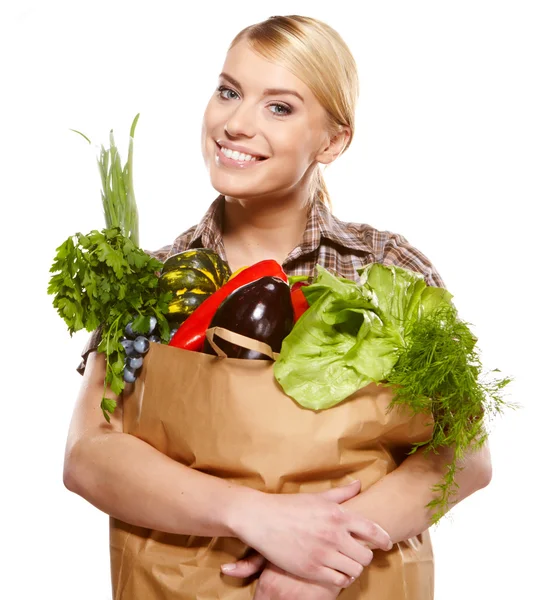 Красива молода жінка з овочами та фруктами в сумці для покупок — стокове фото