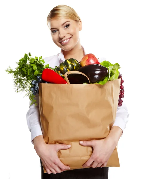 Vacker ung kvinna med grönsaker och frukter i shopping väska — Stockfoto