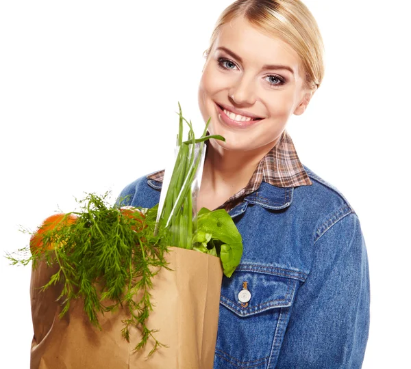 Portrait de jeune femme heureuse tenant un sac plein de gro — Photo