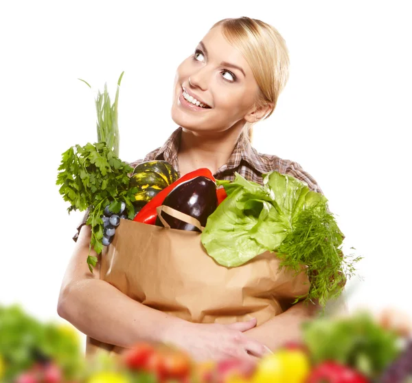 Retrato de una joven feliz sosteniendo una bolsa llena de gro — Foto de Stock