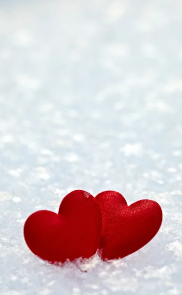 Dos corazones en la nieve — Foto de Stock