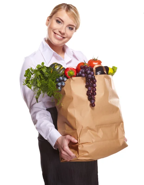 Hermosa mujer joven con verduras y frutas en bolsa de compras — Foto de Stock