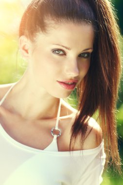 portre mutlu neşeli gülümseyen genç güzel kadın, üstün