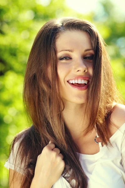 Retrato de feliz alegre sonriente joven hermosa mujer, outdo —  Fotos de Stock