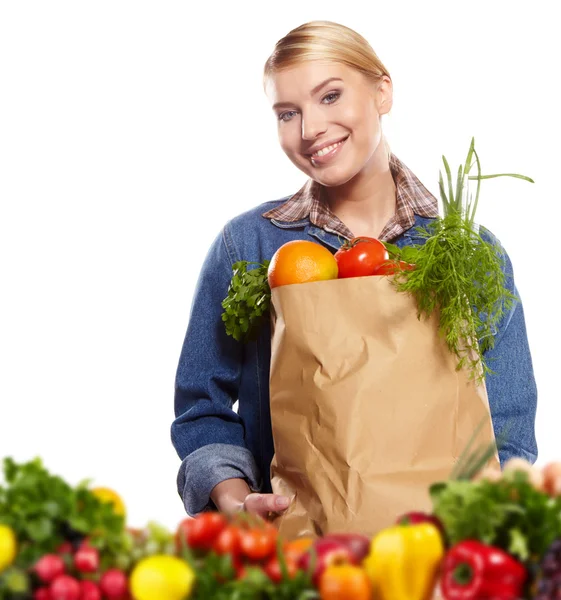 Ung kvinna med en livsmedelsaffär shopping väska. isolerad på vita backg — Stockfoto