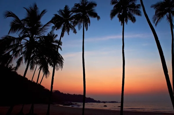 Empty beach, boat in the sea, waves and sunset in Goa in India — Stock Photo, Image