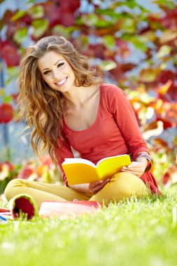 Bahar Parkı kitap ile güzel kız
