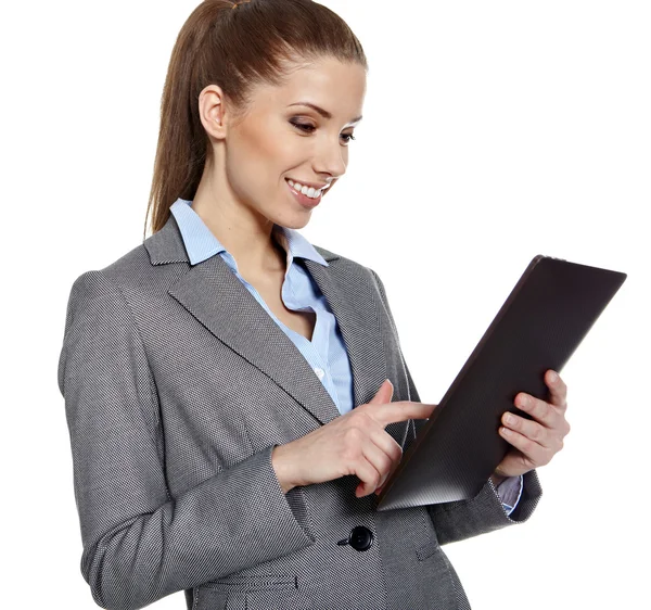 Mladá atraktivní obchodní žena používá mobilní tabletový počítač wi — Stock fotografie