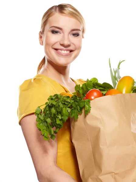 Ung kvinna med en livsmedelsaffär shopping väska. isolerad på vita backg — Stockfoto