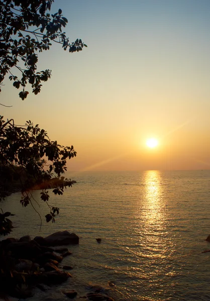 インド、ゴアのビーチに沈む夕日 — ストック写真
