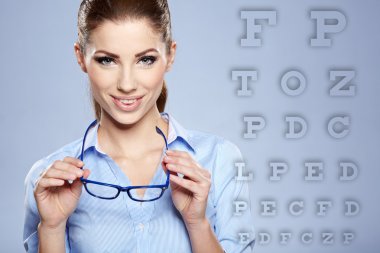 gözün arka planda trendy gözlüklü kadın test grafik