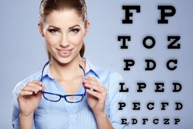 gözün arka planda trendy gözlüklü kadın test grafik