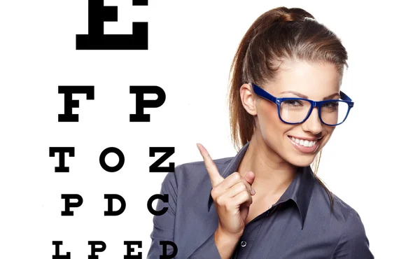 Femme avec des lunettes bleues à la mode sur le fond du test oculaire cha — Photo