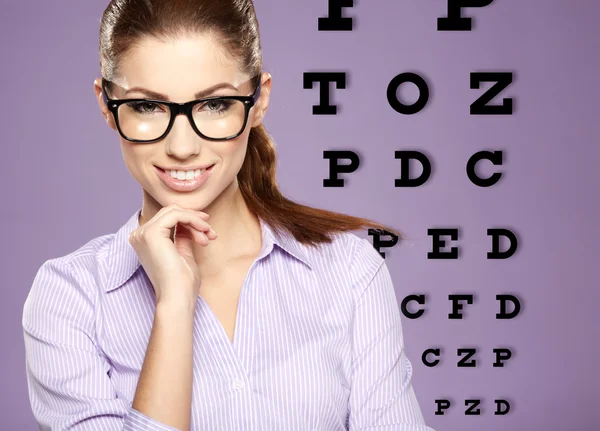 Hermosa mujer con gafas de moda en el fondo de ojo te — Foto de Stock