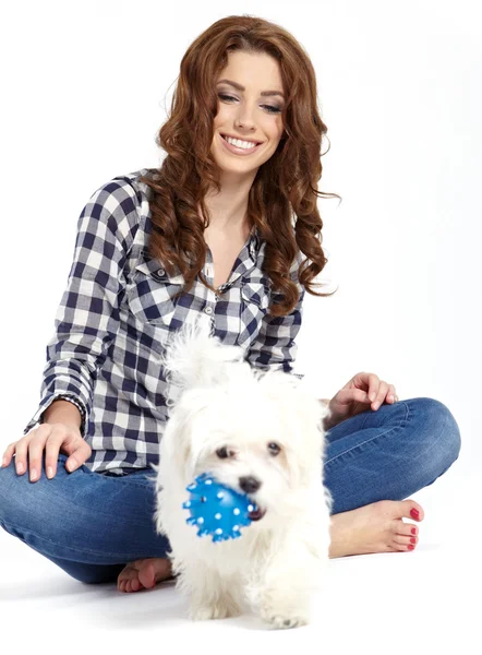 床に横たわって彼女のペットの犬を持つ白人の若い女性 — ストック写真