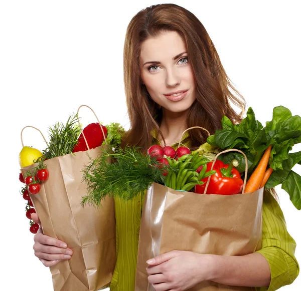 güzel bir genç kadın alışveriş çantası içinde meyve ve sebze ile