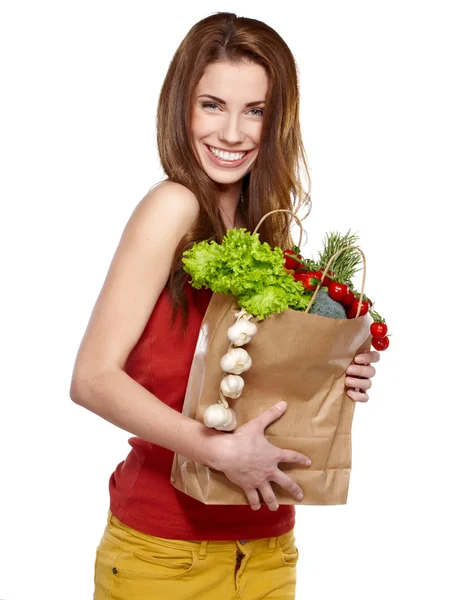 Mujer joven sosteniendo una bolsa llena de comida fresca y saludable —  Fotos de Stock