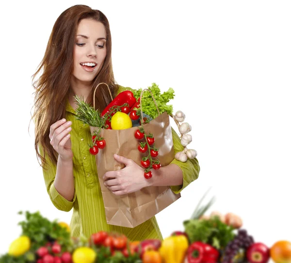 Όμορφη νεαρή γυναίκα με λαχανικά και φρούτα σε τσάντα για ψώνια — Φωτογραφία Αρχείου
