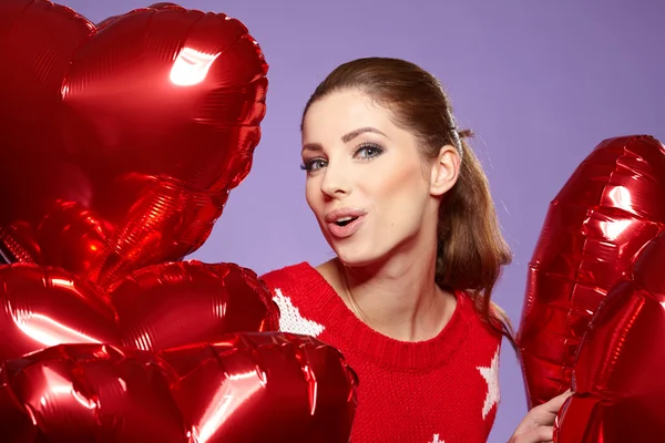 Mujer con globo de corazón rojo —  Fotos de Stock