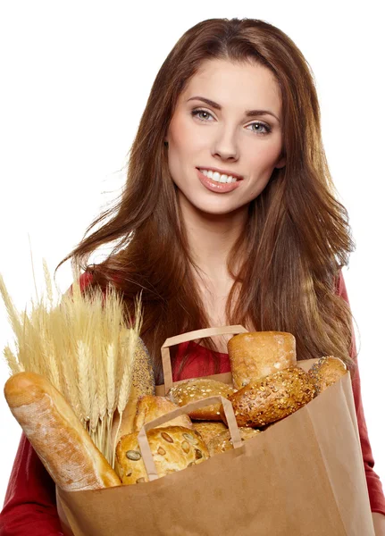 Mujer sonriente sosteniendo una bolsa de supermercado — Foto de Stock