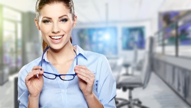 bir ofiste genç iş kadını portresi