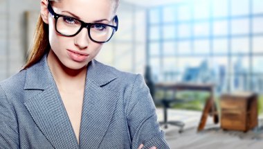 bir ofiste genç iş kadını portresi