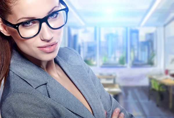 Modern affärskvinna på kontoret med kopieringsutrymme — Stockfoto