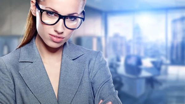 Porträt einer jungen Geschäftsfrau in einem Büro — Stockfoto